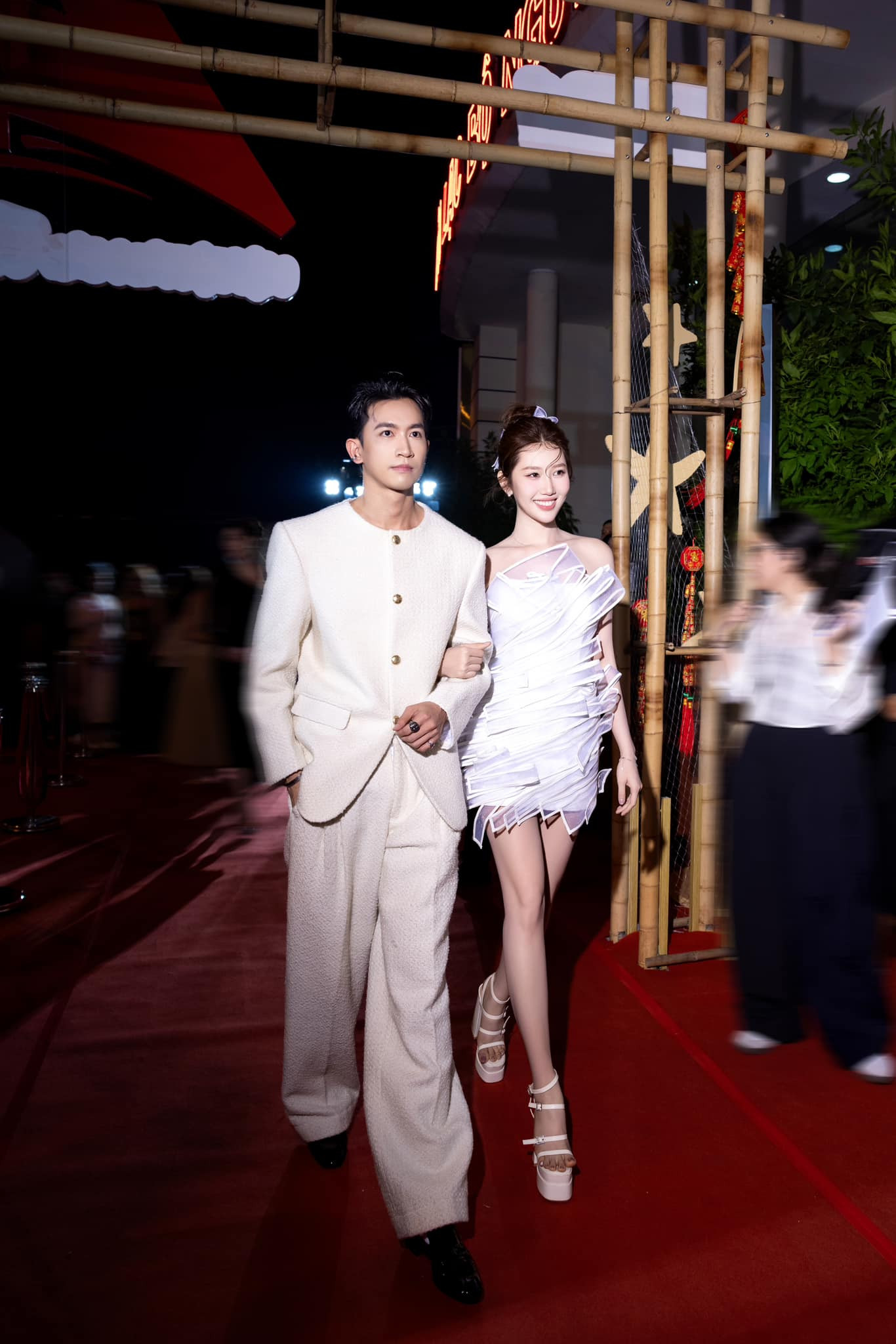 Thúy Ngân  Võ Cảnh 7749 lần lộ hint lên đồ ăn ý tình trong như đã mặt ngoài còn e