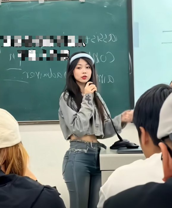Chỉ xuất hiện 7 giây, cô giáo ngoại ngữ xinh đẹp thu hút sự chú ý- Ảnh 2.