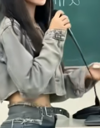 Chỉ xuất hiện 7 giây, cô giáo ngoại ngữ xinh đẹp thu hút sự chú ý- Ảnh 3.