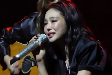 Jennie (BlackPink) khóc trên sân khấu