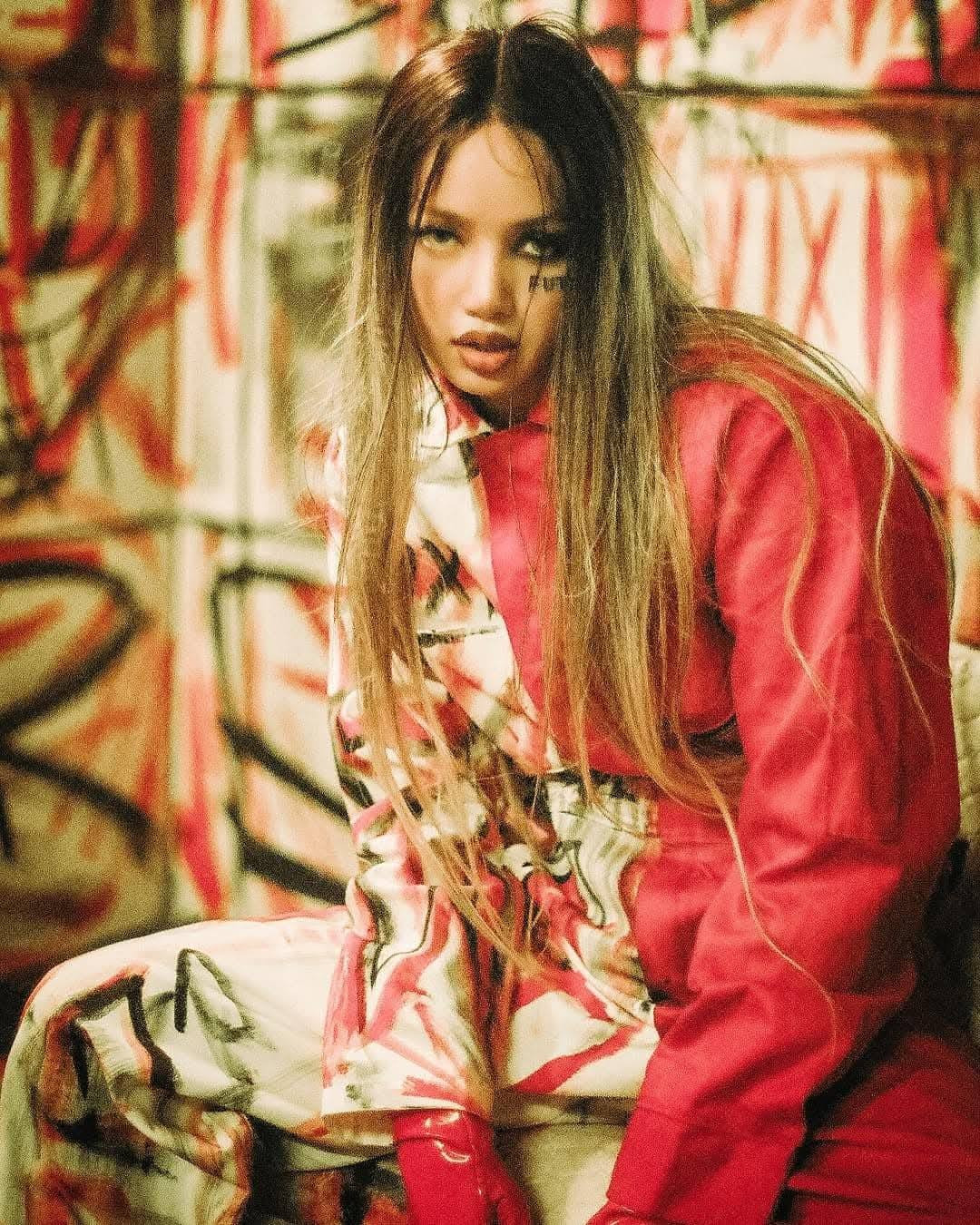 Nhạc của Lisa (BlackPink) bị chê rỗng tuếch, khoe khoang ảnh 2