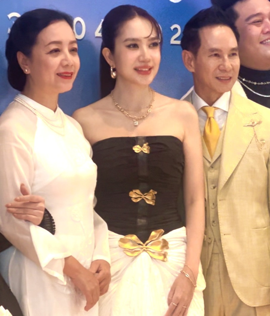 Team qua đường bắt gặp vợ Lý Hải ngoài đời thực sắc vóc U40 gây chú ý