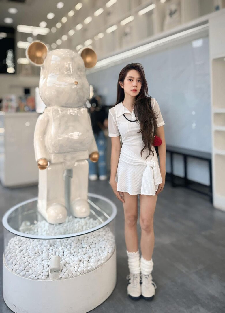 Team qua đường bắt gặp vợ Lý Hải ngoài đời thực sắc vóc U40 gây chú ý