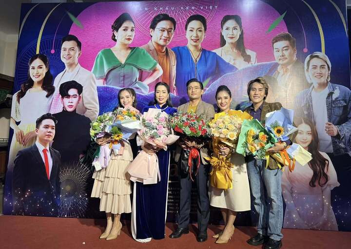 Quý Bình bên các đồng nghiệp khi diễn vở kịch cuối cùng.