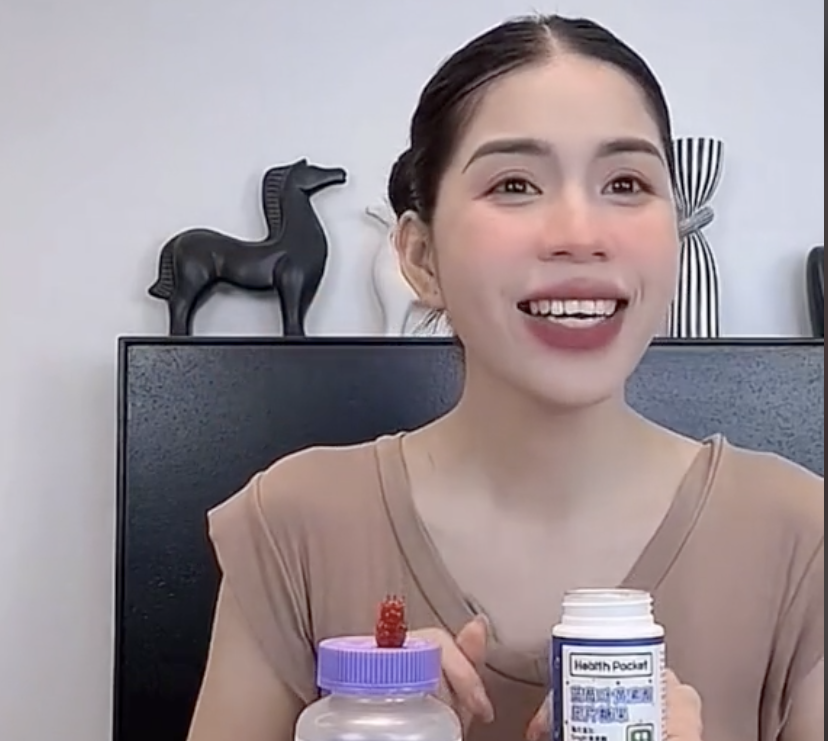 Hằng Du Mục tiếp tục bị tố quảng cáo lố, Quang Linh Vlog khóa Facebook ảnh 1