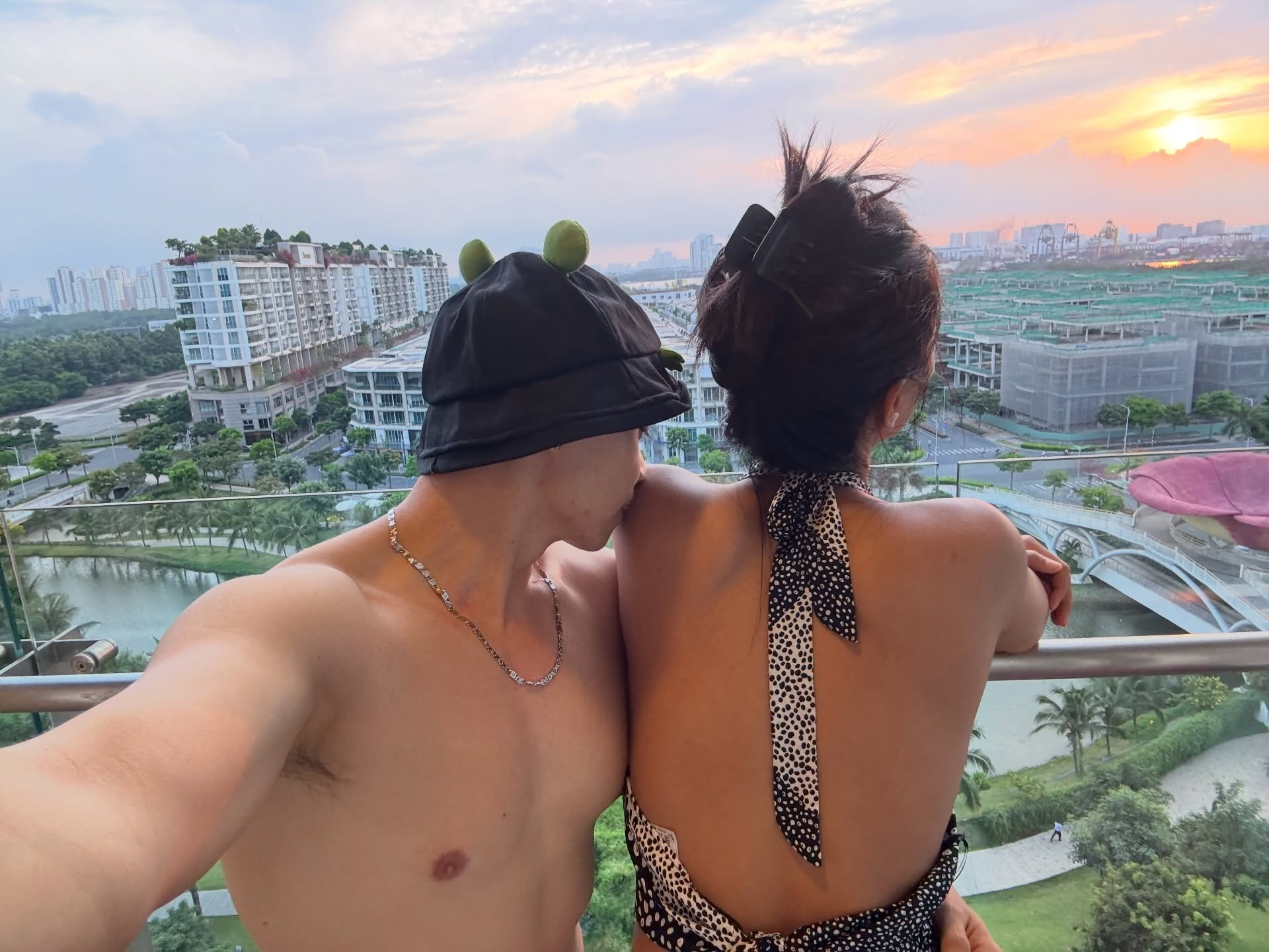 Khoảnh khắc nóng giật mình của HHen Niê và chồng sắp cưới