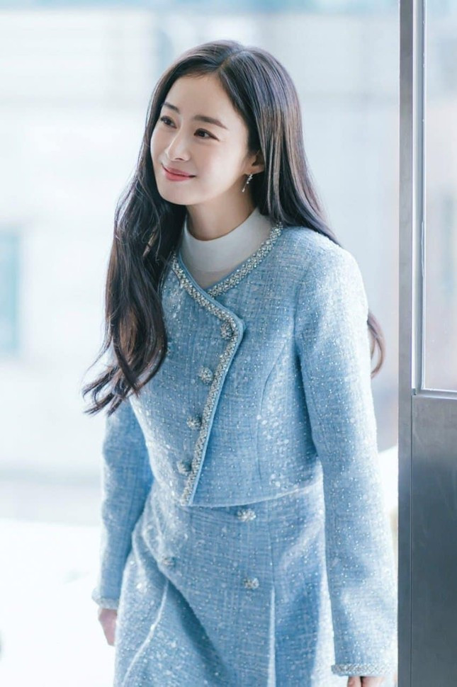 Kim Tae Hee bị nhóm cướp có súng tấn công, nhốt vào phòng tắm ảnh 2