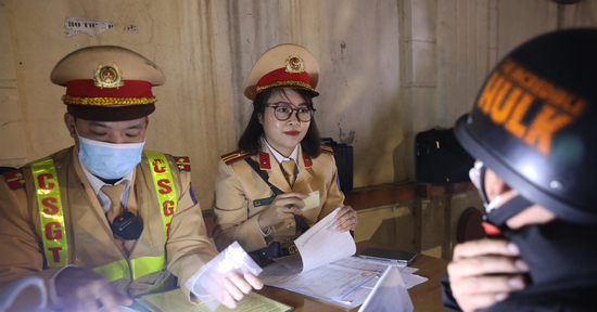 Quên không mang đủ giấy tờ xe bị phạt bao nhiêu?