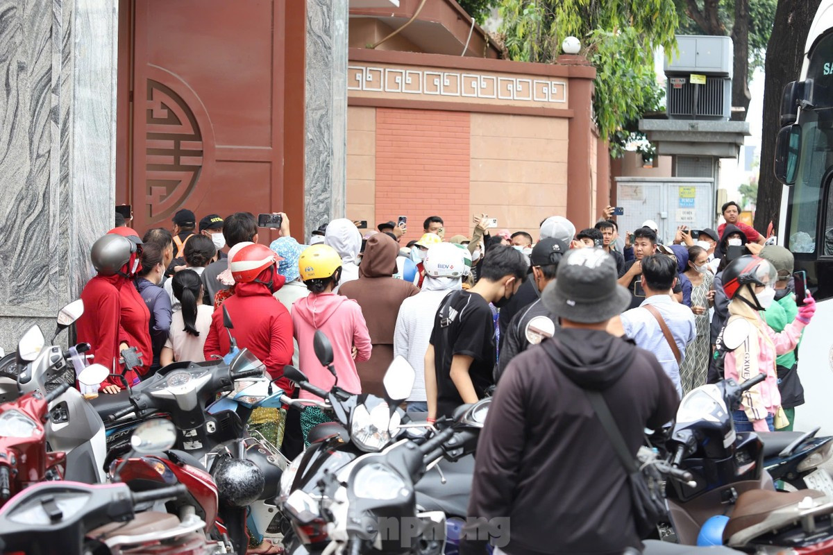 Hình ảnh phản cảm tại tang lễ Quý Bình ảnh 1