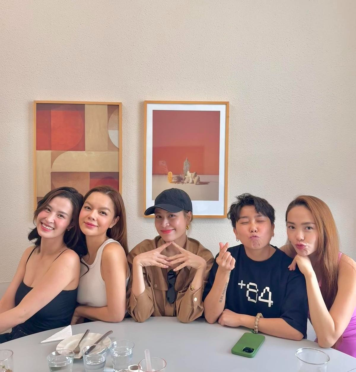 Hoàng Thùy Linh để lộ hàng loạt dấu hiệu trước nghi vấn mang bầu lần 2