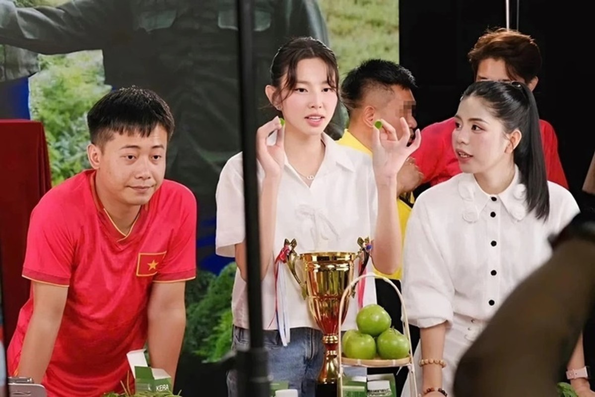 Khán giả đòi cấm sóng 'chị em rọt' Quang Linh, Hằng Du Mục ảnh 1