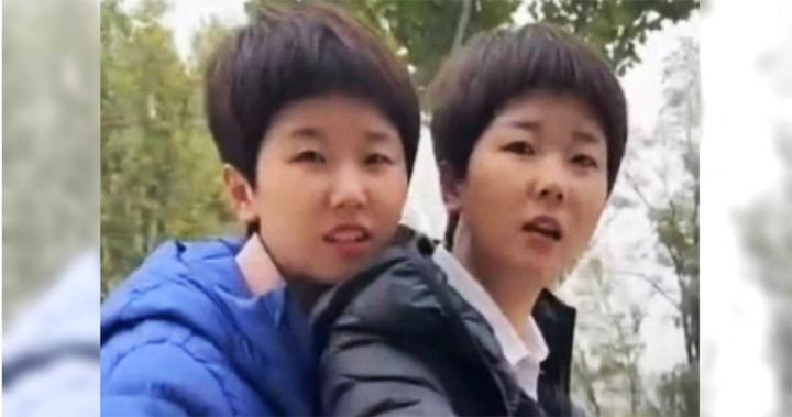 Một năm sau khi quen biết nhau, hai cô gái đi xét nghiệm ADN, kết quả cho thấy họ là chị em sinh đôi. (Ảnh: Weibo)