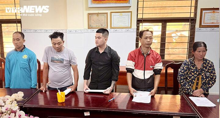 Năm trên 8 bị can vừa bị khởi tố.