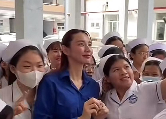 Hoa hậu Thùy Tiên xuất hiện, miệt mài làm từ thiện sau ồn ào