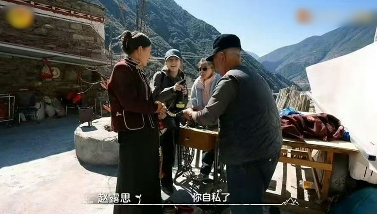 Triệu Lộ Tư bị khán giả quay lưng ảnh 2