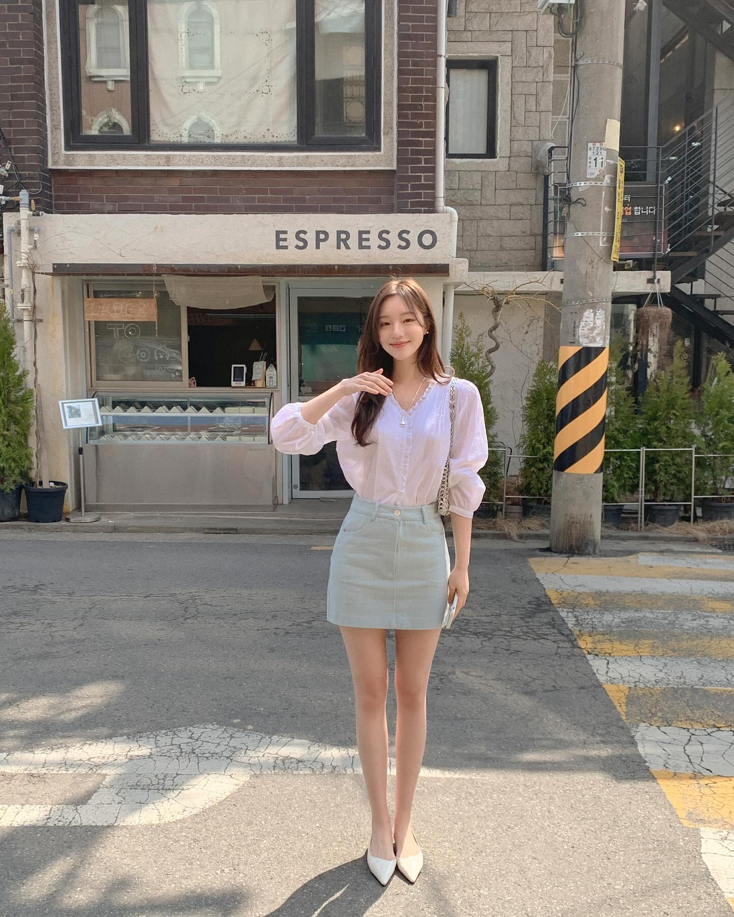 4 mẫu áo cơ bản giúp chị em mặc đẹp suốt mùa hè- Ảnh 9.