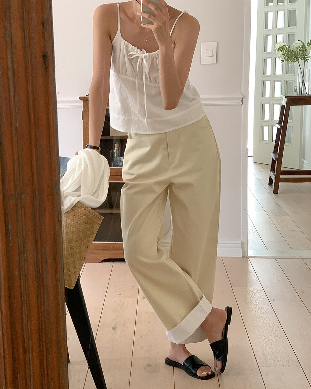 4 mẫu áo cơ bản giúp chị em mặc đẹp suốt mùa hè- Ảnh 11.