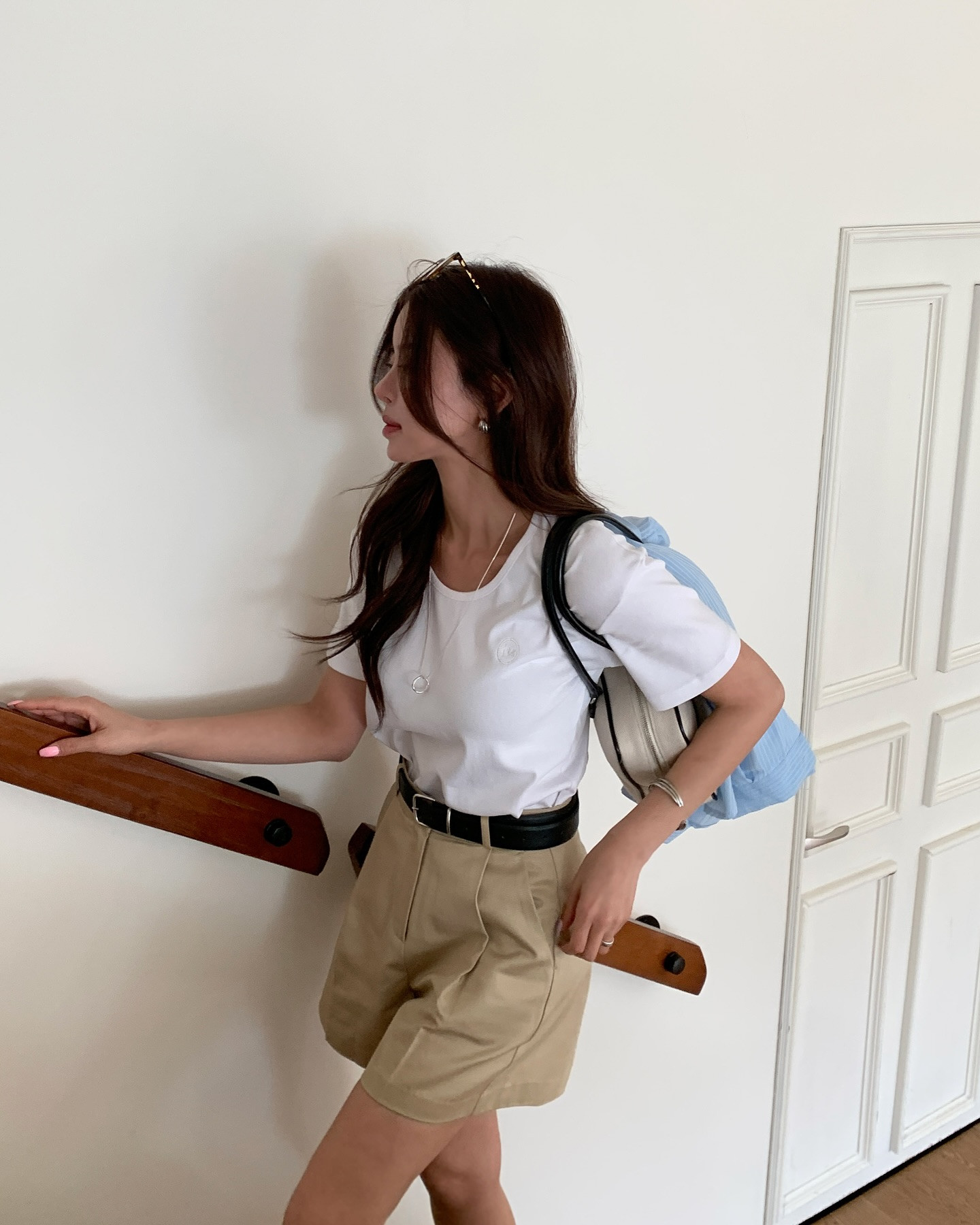 4 mẫu áo cơ bản giúp chị em mặc đẹp suốt mùa hè- Ảnh 2.