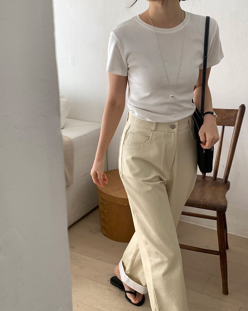 4 mẫu áo cơ bản giúp chị em mặc đẹp suốt mùa hè- Ảnh 1.