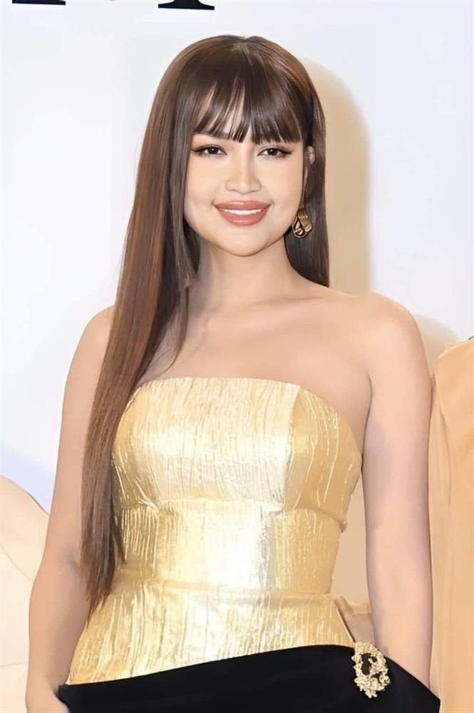 Chụp cùng Miss Universe 2018 nhan sắc Ngọc Châu tiếp tục gây tranh cãi