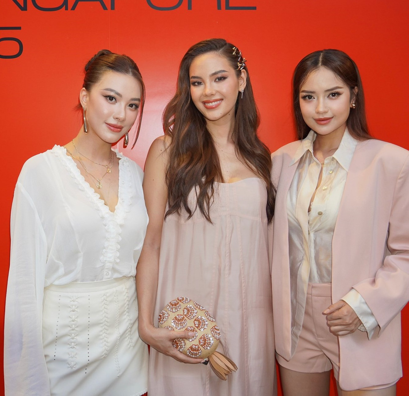 Chụp cùng Miss Universe 2018 nhan sắc Ngọc Châu tiếp tục gây tranh cãi