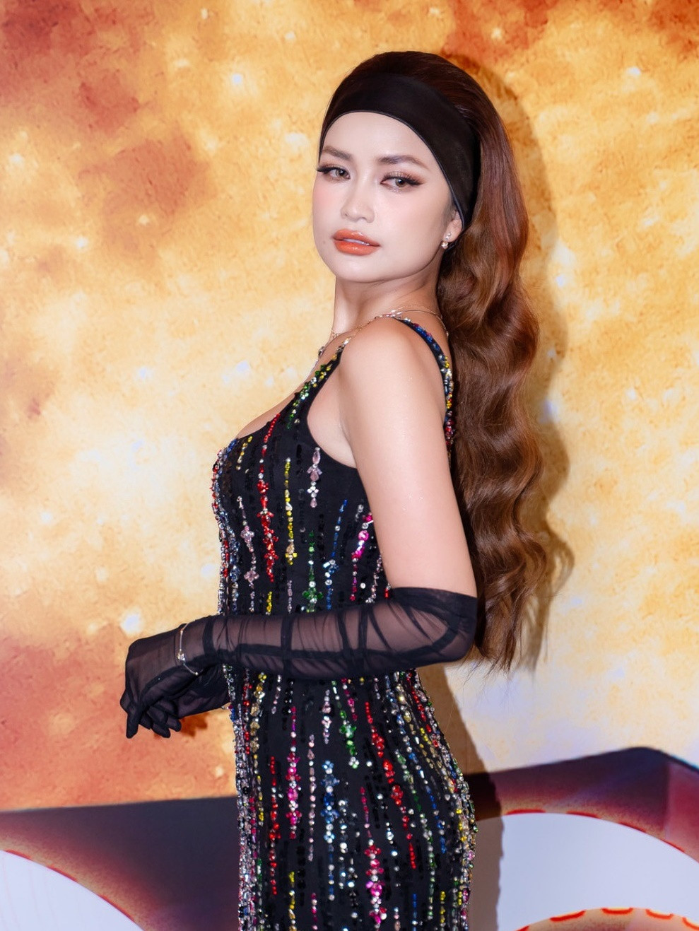 Chụp cùng Miss Universe 2018 nhan sắc Ngọc Châu tiếp tục gây tranh cãi