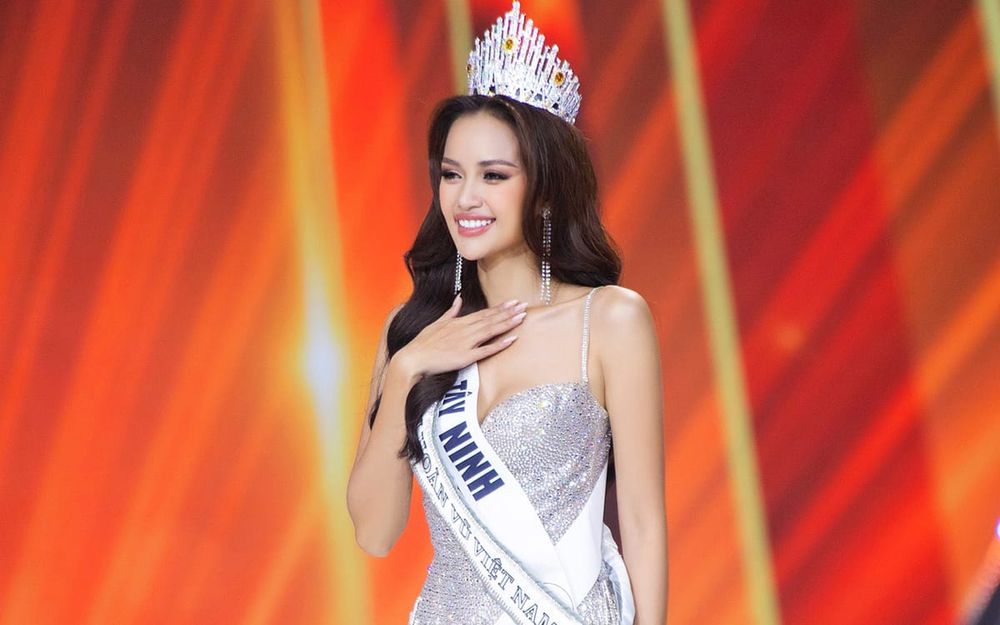 Chụp cùng Miss Universe 2018 nhan sắc Ngọc Châu tiếp tục gây tranh cãi