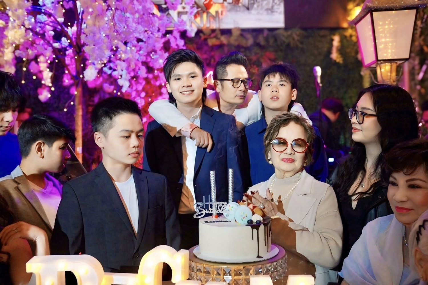 Hành động ăn ý của Bằng Kiều và vợ cũ Trizzie Phương Trinh dù đã ly hôn nhiều năm