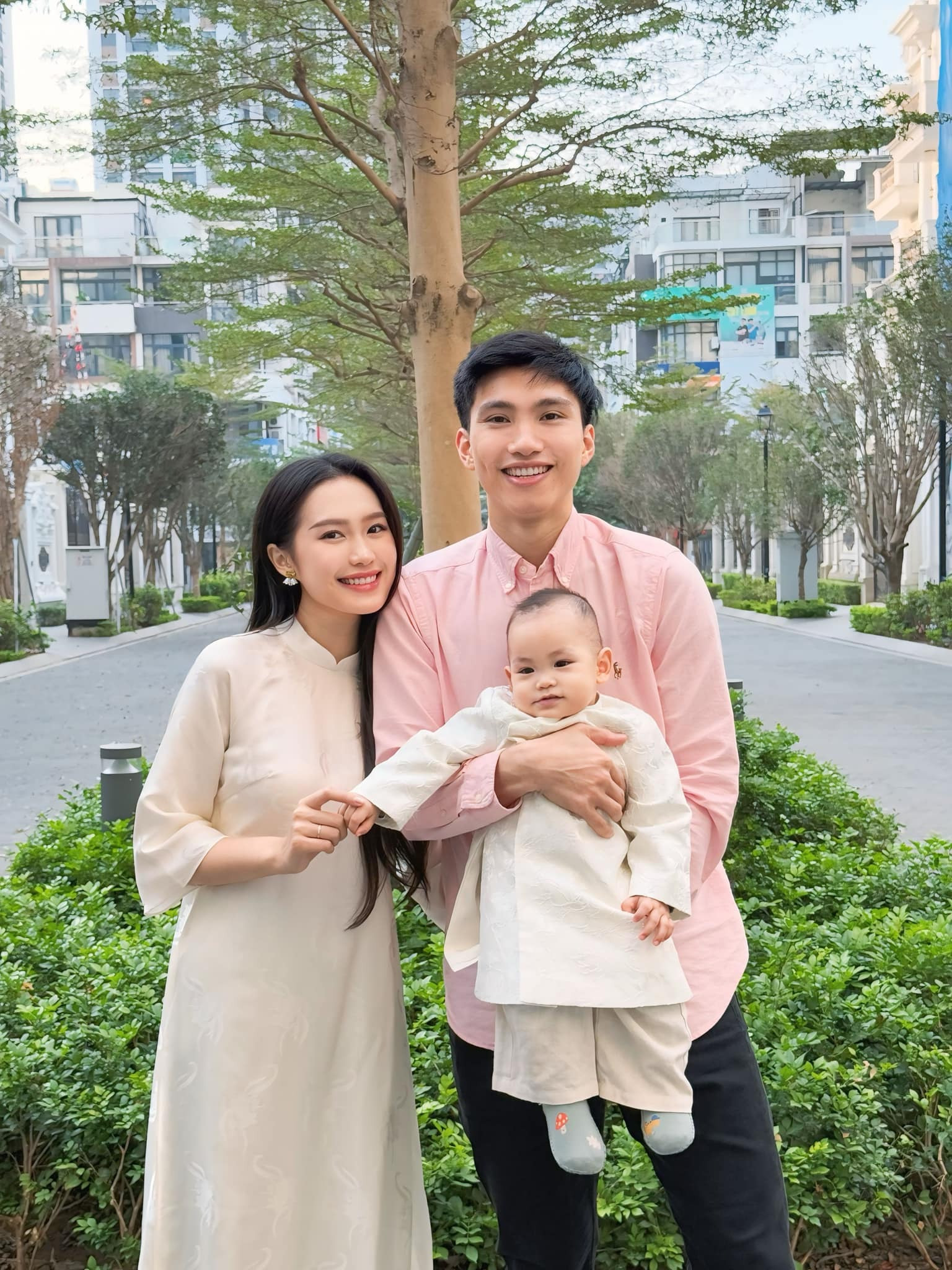 Lộ ảnh vợ Đoàn Văn Hậu thẩm mỹ sau khi sinh con nhan sắc gây bất ngờ