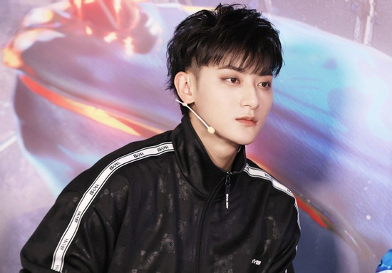 Một mỹ nam tuyên bố sản xuất 'bỉm' sạch cho chị em