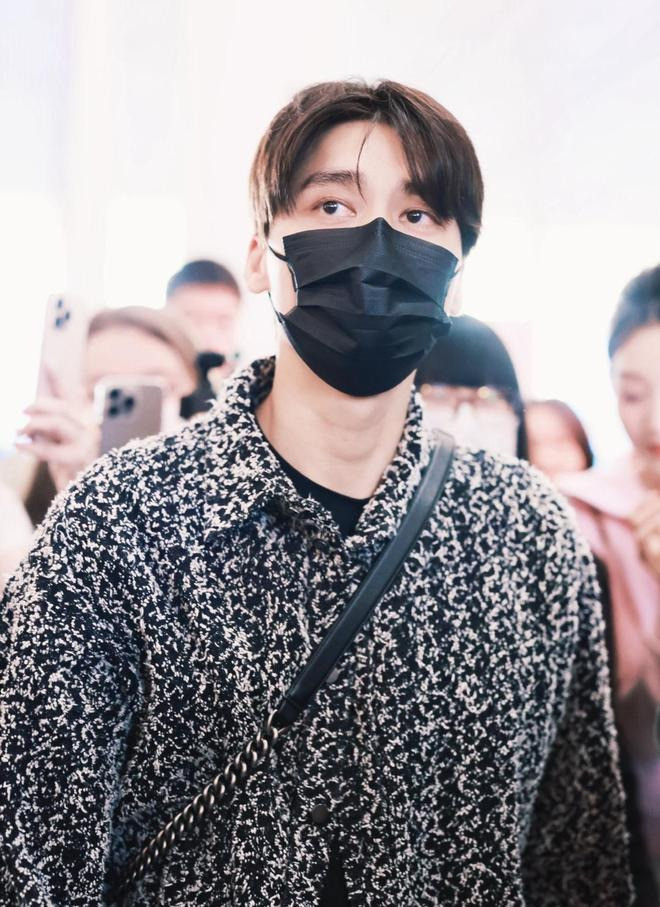 Nam thần hàng đầu Cbiz xuất hiện sau khi bị phong sát vì bê bối mua dâm