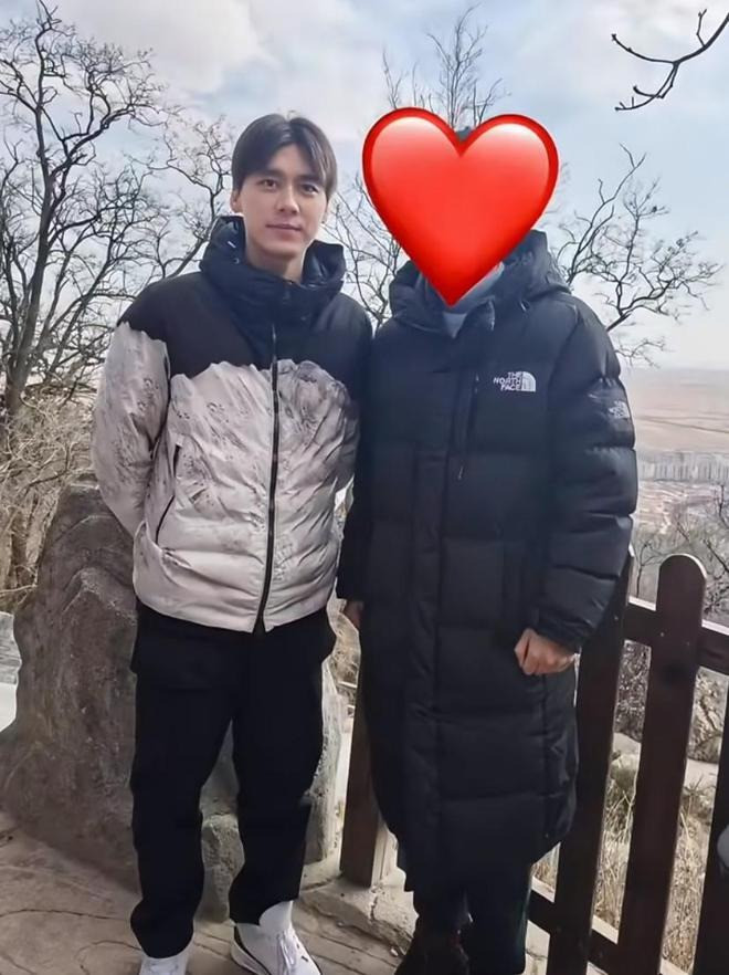 Nam thần hàng đầu Cbiz xuất hiện sau khi bị phong sát vì bê bối mua dâm