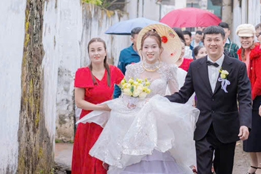 Người đàn ông Thanh Hóa cưới cô gái kém 19 tuổi sau màn 'tấn công' thần tốc