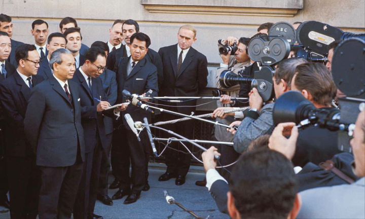 Trưởng đoàn đàm phán Việt Nam Dân chủ Cộng hòa Xuân Thủy trả lời phỏng vấn các nhà báo quốc tế (Ảnh tư liệu)