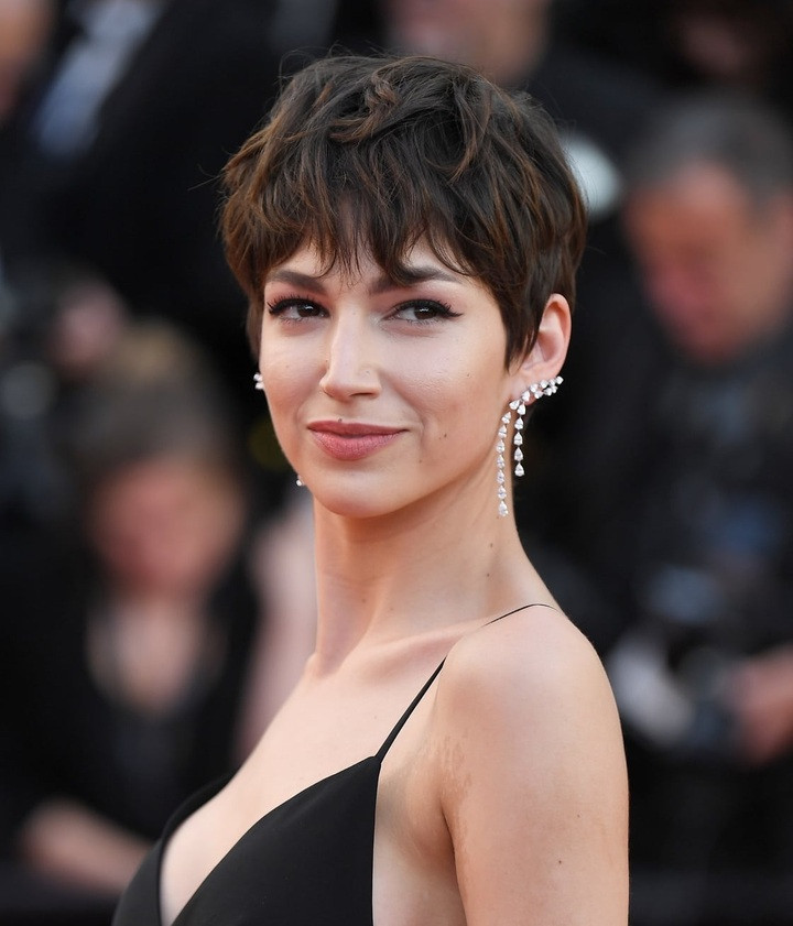 Tóc xoăn pixie là kiểu tóc ngắn cực kỳ nổi bật giúp phái đẹp U40 có một diện mạo mới mẻ, đầy lôi cuốn. (Ảnh: Btaske)