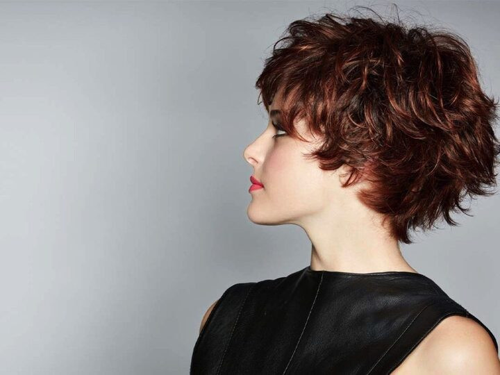 Tóc xoăn bob là kiểu tóc mang đến sự trẻ trung và quyến rũ cho phụ nữ U40. (Ảnh: Vecteczy)