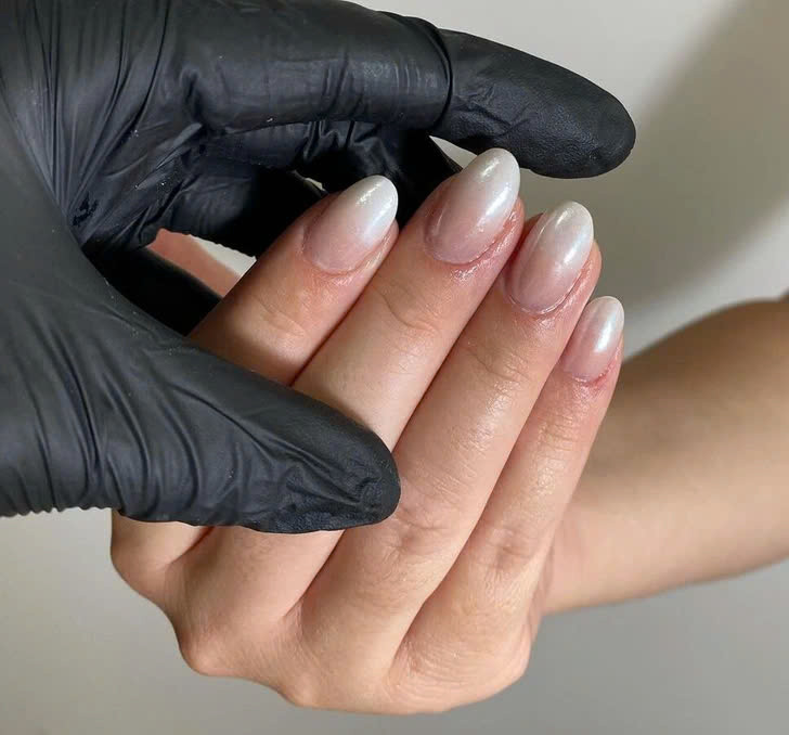 Những mẫu nail cổ điển đang thịnh hành trở lại trong mùa hè 2025 - Ảnh 3