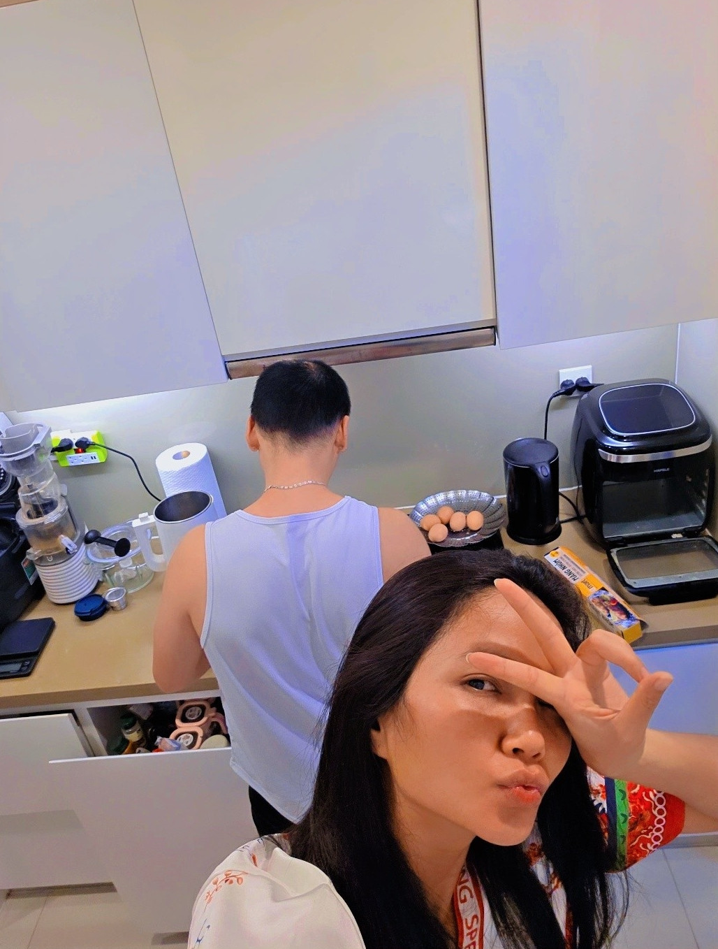 Phản ứng của chồng HHen Niê khi trở thành tâm điểm chú ý