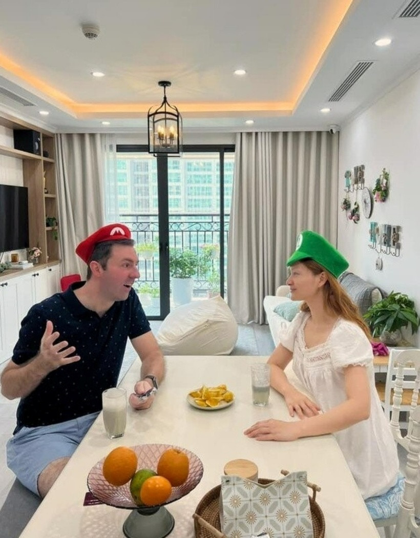 Trước đó, vợ chồng Lan Phương sống tại căn hộ rộng 90m2 tại quận Tân Bình (TP.HCM). Căn hộ này mang đậm phong cách cá nhân của nữ diễn viên, với cách bài trí gần gũi.