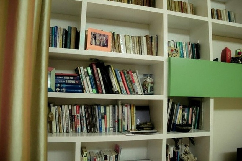 Nữ diễn viên dành một góc riêng để đặt giá sách lớn.