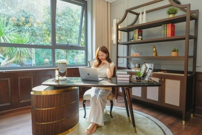 Nữ diễn viên đặc biệt hài lòng với thiết kế không gian thông minh của căn hộ. Phòng khách được bài trí theo phong cách Indochine, vừa hiện đại lại vừa giữ được nét thanh lịch.