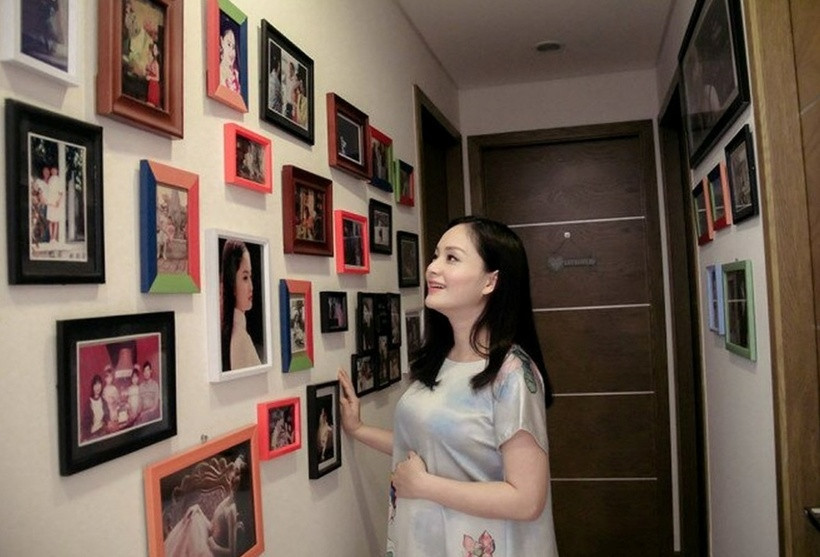 Một loạt khung ảnh gia đình được trang trí tại lối dẫn vào phòng khách.