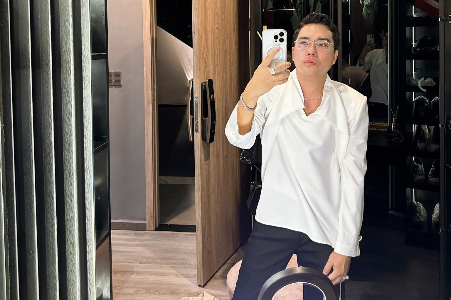 Cuộc sống xa hoa chuẩn đại gia của TikToker Dưỡng Dướng Dường trước khi bị bắt