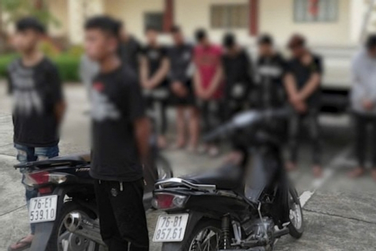 Nguồn cơn nhóm thiếu niên bị truy sát, một người bị chém rơi khỏi xe tử vong