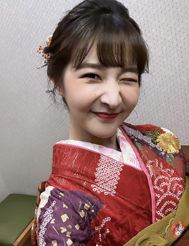 Nữ MC 24 tuổi bị bắt ảnh 1