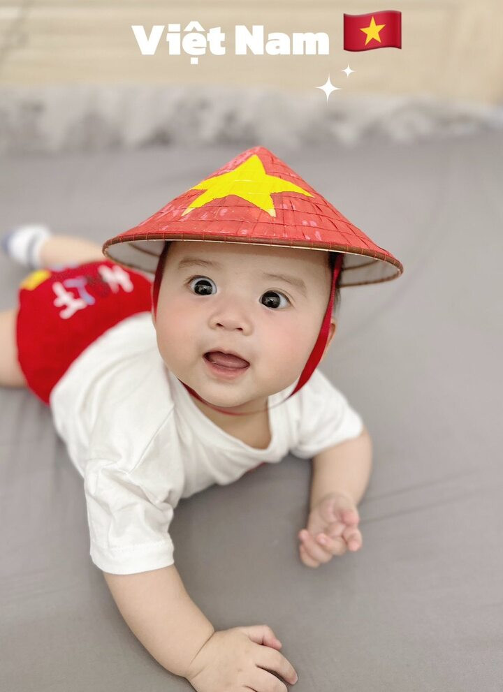 Trào lưu 'em bé yêu nước' lan tỏa khắp mạng xã hội trước thềm đại lễ 30/4 - 11