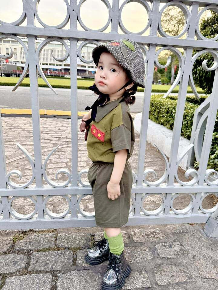 Trào lưu 'em bé yêu nước' lan tỏa khắp mạng xã hội trước thềm đại lễ 30/4 - 5