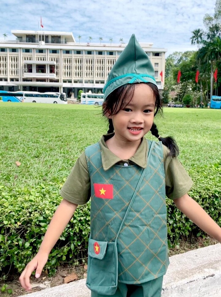 Trào lưu 'em bé yêu nước' lan tỏa khắp mạng xã hội trước thềm đại lễ 30/4 - 9