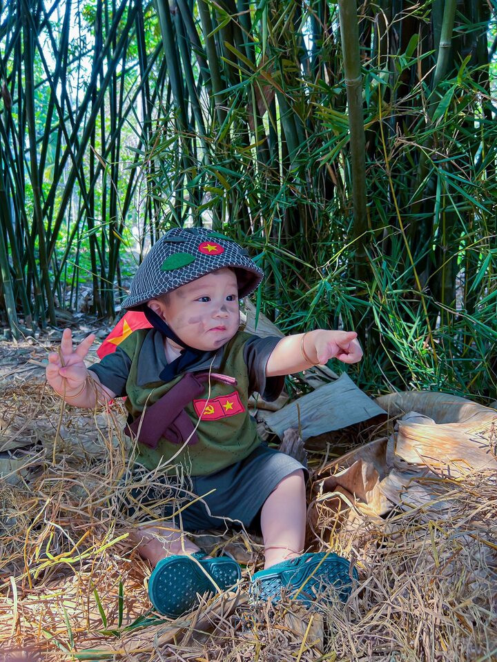 Trào lưu 'em bé yêu nước' lan tỏa khắp mạng xã hội trước thềm đại lễ 30/4 - 4