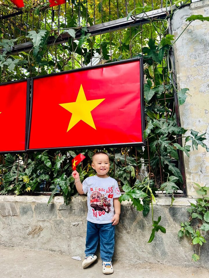 Trào lưu 'em bé yêu nước' lan tỏa khắp mạng xã hội trước thềm đại lễ 30/4 - 12